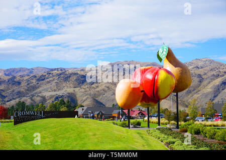 Apfel Birne Kirsche Aprikose Stein Obst Symbol in der Mitte des Cromwell Cherry Capital bekannte touristische Destination blue sky Green gras wiese an einem sonnigen Tag Stockfoto