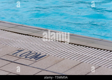 Pool tiefe Indikator von 1,00 Meter oder 1 Meter tief. Passen sie auf. Stockfoto
