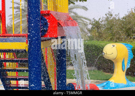 Sommer Spaß für die Kinder in der Splash Pad mit Wasser fallen von hellen Brunnen zu spielen. Stockfoto