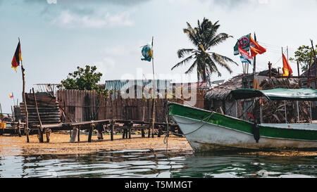 Die Insel von carti Sugtupu im San Blas Archipel, Guna Yala, ist dicht von der Guna Indianern besiedelt und durch den Anstieg des Meeresspiegels bedroht Stockfoto