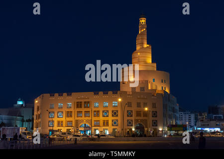 Al Fanar Moschee in der Nähe von Souq Waqif, Doha, Qatar bei Nacht, glühend und zeigt die verdrehte Spirale Tower. Stockfoto