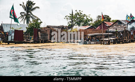 Die Insel von carti Sugtupu im San Blas Archipel, Guna Yala, ist dicht von der Guna Indianern besiedelt und durch den Anstieg des Meeresspiegels bedroht Stockfoto