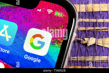 Sankt-Petersburg, Russland, 17. Februar 2019: Google Suche Symbol auf Apple iPhone X Bildschirm des Smartphones. Google App Symbol. Social netw Stockfoto