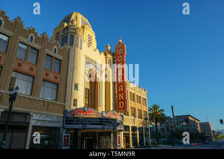 OAKLAND, Kalifornien - 13. APRIL 2019: Am Morgen die Sonne steigt auf dem Fox Oakland Theater, Konzertsaal und ehemaligen Kino in der Innenstadt von Oakland. Stockfoto