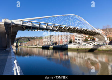 Die zubizuri, Campo Volantin Footbridge in Bilbao, Spanien, moderne Fußgängerzone gebunden Bogen Überquerung der Fluss Nervion von Santiago Calatrava Architec Stockfoto