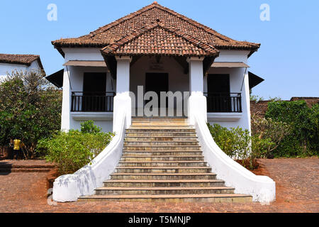 Ein Gebäude im Inneren des Fort Reis Magos, Goa, Indien. Stockfoto