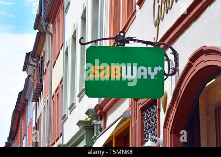 Hängende shop Banner mit Logo von Fast Food Restaurant Franchise genannt U-Bahnen, die verkauft, submarine Sandwiches und anderen Lebensmitteln mit alten historischen Bui Stockfoto