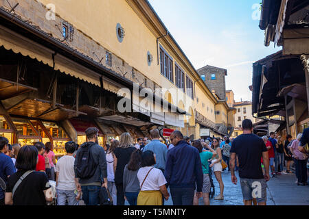 Massen an der historischen Brücke Ponte Vecchio vorbei gehen die Uhren- und Schmuck Gold speichert, Florenz, Toskana, Italien Stockfoto