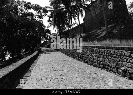 Weg zum Fort Reis Magos, Goa, Indien. Stockfoto