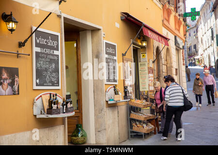 Montepulciano Stadtzentrum, Wein Shop und Bäckerei in einem der schmalen hügeligen Straßen, Montepulciano, Toskana, Italien Stockfoto