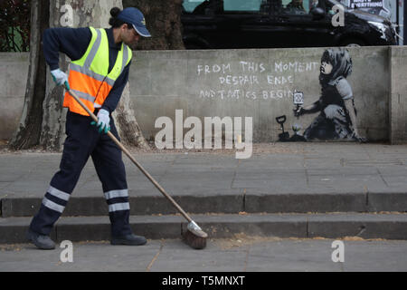 Ein Kunstwerk, das von Street Artist Banksy hat in der Nähe des ehemaligen Standorts des Aussterbens Rebellion camp in Marble Arch, London erschienen. Stockfoto