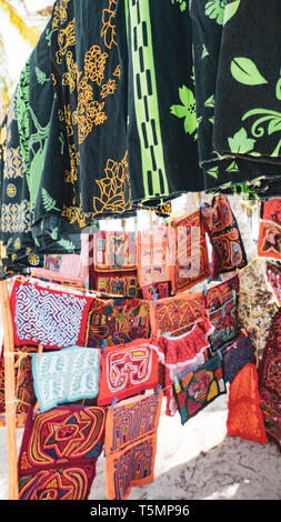 Die Frauen der Guna (aka Kuna) Stamm sind die primären Ernährer, Verkauf von traditionellen Molas (bunte appliqué Stoff Stücke) für Touristen Stockfoto