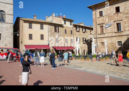 Touristen und Besucher stehen an der Piazza Grande, dem Hauptplatz von Montepulciano, historischen Stadt auf einem Hügel in der Toskana, Italien Stockfoto