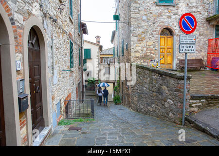 Paar durch die Straßen der Stadt bummeln auf dem Hügel, Radda in Chianti, in der Provinz von Siena, Toskana, Italien Stockfoto