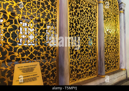 Istanbul - Jan 2016: Der bronzene Gitter von Sultan Mahmud ich die Bibliothek in der Hagia Sophia, geschmückt mit Blumen und Zweig Faltungen Stockfoto