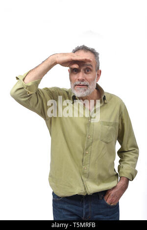 Mann mit der Hand vor weg schauen auf weißem Hintergrund Stockfoto