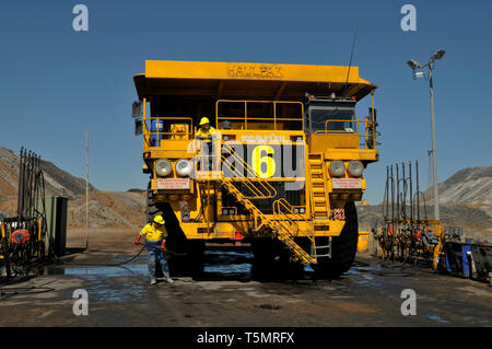 Ein fronton Ansicht einer Haulpac Kohle Transport-LKW, die sich einer hohen Druck waschen, in einer Kohlengrube. Stockfoto