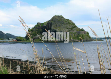 Dumbarton Rock suchen durch das Gras Stockfoto