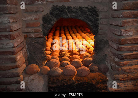 15. jahrhundert Brot gebacken in der katalanischen Forteresse de Salses, in der Nähe von Perpignan in Südfrankreich. Stockfoto