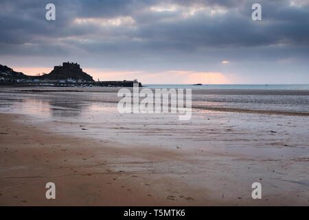 Mont Orgueil Castle, auch als Gorey Schloss bekannt, mit dem Strand und Dorf von Gorey, Jersey, Channel Islands Stockfoto