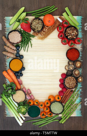 Leber Entgiftung Ernährung gesund essen Konzept mit frischem Obst, Gemüse, Kräuter, Gewürze, Nahrungsergänzungsmittel und pflanzliche Arzneimittel. Stockfoto