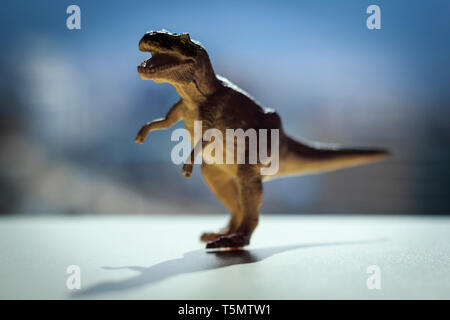 T-Rex Dinosaurier Spielzeug mit einem unscharfen Hintergrund Stockfoto