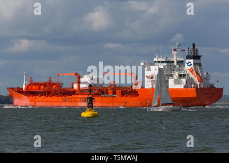 Flüssiggas, Propan, Butan, brennbaren, Kohlenwasserstoffe, Transport, Schiff, Schifffahrt, Träger, Kältemittel, Aerosol, Treibstoff, Autogas, raffiniert, nass, natürlich, Gas, Tanks, h Stockfoto