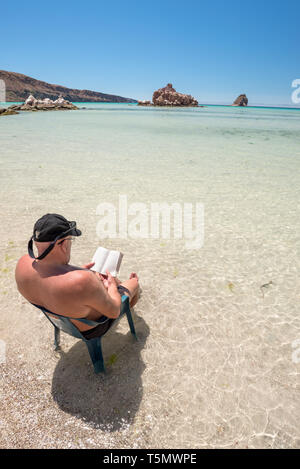 Ein Buch auf einem Kajak Reise, Espiritu Santo, Baja California Sur, Mexiko. Stockfoto