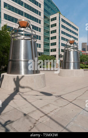 Zwei Edelstahl zylindrische Kunst Objekte an der Kreuzung 5th Avenue South und South Weller in der Seattle International District. Stockfoto