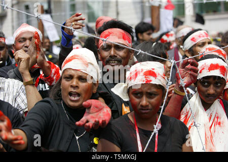 Nachspielen Bedingungen in Jaffna Konzentrationslager. Pro-Tamil Tiger Demonstranten London 20/06/2009 Stockfoto