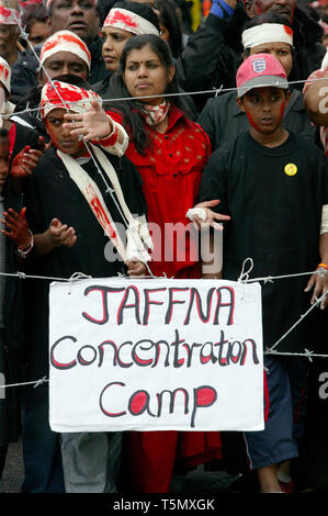 Nachspielen Bedingungen in Jaffna Konzentrationslager. Pro-Tamil Tiger Demonstranten London 20/06/2009 Stockfoto