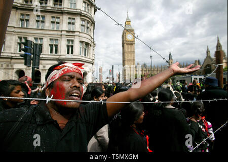 Nachspielen Bedingungen in Jaffna Konzentrationslager. Pro-Tamil Tiger Demonstranten London 20/06/2009 Stockfoto