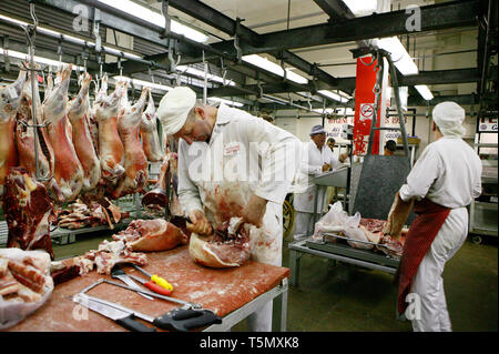 Metzger bei der Arbeit in der Fleischabteilung des Birmingham Großhandelsmarkt. 12/10/2007 Stockfoto