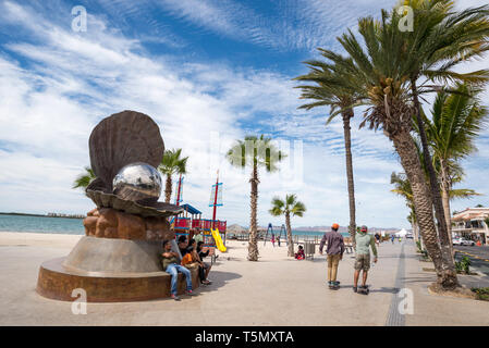 Oyster pearl Skulptur auf dem Malecon in La Paz, Baja California Sur, Mexiko. Stockfoto