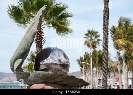 Oyster pearl Skulptur auf dem Malecon in La Paz, Baja California Sur, Mexiko. Stockfoto