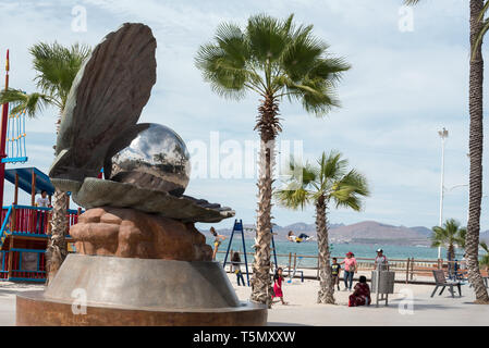 Oyster pearl Skulptur auf dem Malecon in La Paz, Baja California Sur, Mexiko. Stockfoto