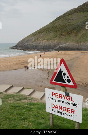 Zweisprachig Englisch/Welsh Warnzeichen der Steinschlag an Mwnt Strand in Cardigan Bay, Ceredigion, Wales Stockfoto