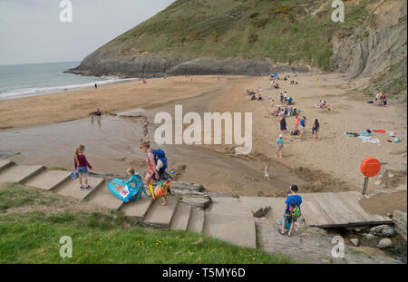 Familien genießen Mwnt Strand in Cardigan Bay, Ceredigion, Wales Stockfoto