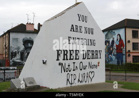, County Londonderry Derry, Nordirland, 25. April 2019. Graffiti lesen "Nicht in unserem Namen RIP Lyra' auf Free Derry Ecke als Reaktion auf die Ermordung des Journalisten Lyra McKee am 19. April 2019 in Londonderry, Nordirland gesehen wird. Journalist und Autor Lyra McKee wurde in den Kopf geschossen, und beobachten Sie die Ausschreitungen in Derry Creggan Nachbarschaft nach Polizei Eigenschaften in der mulroy Park und Galliagh Bereich in der Nacht von Donnerstag, 18. April 2019 überfallen. Die neuen IRA hat zugelassen, dass die Verantwortung für den Mord an dem Journalisten Lyra McKee. Paul McErlane/Alamy leben Nachrichten Stockfoto