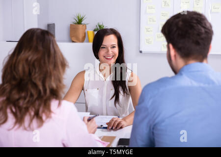 Kaufmann und Kauffrau, Interview von junge lächelnde Frau Stockfoto