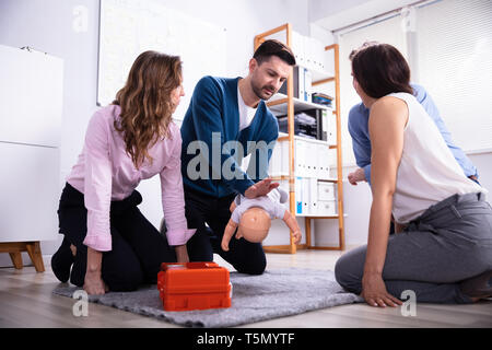 Specialist mit Kleinkind Dummy für Ausbildung an Kollegen Stockfoto