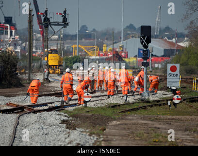 Gang von Eisenbahnarbeitern, die die Signalstrecke ersetzen, Lowestoft, Suffolk, Großbritannien Stockfoto