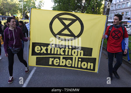 Aktivisten aus der Gruppe Aussterben Rebellion werden gesehen, halten ein Banner während des Protestes. Tausende von Schülerinnen und Schüler, Jugendliche und Studenten haben marschiert in Madrid und in mehr als 50 Städten und Stadt um das Land, gegen den Klimawandel zu protestieren und die Regierung zum Handeln drängen. Die globale Bewegung wurde von den Teenage Aktivistin Greta Thunberg, die Schule schwänzen wurde jeden Freitag seit August außerhalb des schwedischen Parlaments zu protestieren. Stockfoto