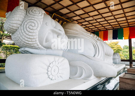 Ehime, Shikoku, Japan - 22. April 2019: Kosho-ji-Tempel Buddha Statue auf der Stadt Uchiko Stockfoto