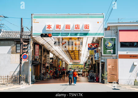 Kobe, Japan - 13. April 2019: alte Einkaufspassage Honmachi Straße in der Nähe von Himeji Castle Stockfoto