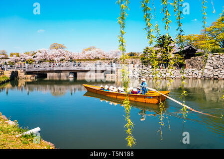 Kobe, Japan - 13. April 2019: Altes Boot auf dem Kanal mit Frühling Kirschblüten in Himeji Castle Stockfoto