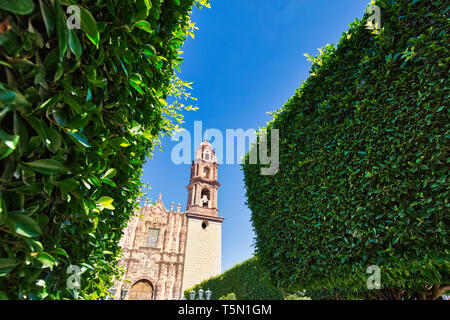 Eingang der Templo de San Francisco (San Francisco Tempel) im historischen Zentrum von San Miguel de Allende Stockfoto