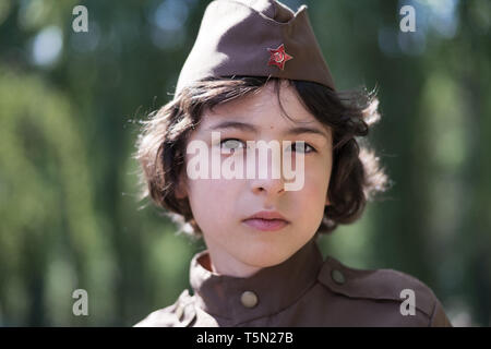 Porträt eines Jungen in der Uniform eines Soldaten der Roten Armee während des Zweiten Weltkriegs. Gesicht Nahaufnahme. Stockfoto