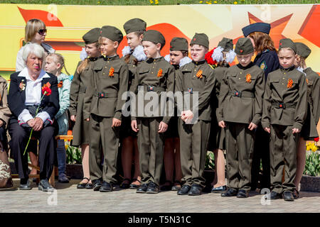 Russland, Nakhodka, 05.09.2017. Junge Kinder in Uniform auf der Parade am jährlichen Tag des Sieges am 9. Mai. Urlaub zu Ehren des Sieges der UDSSR über NS-G Stockfoto