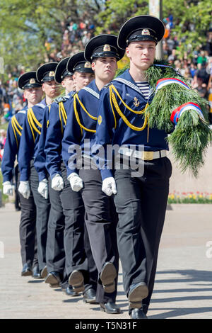 Russland, Nakhodka, 05.09.2017. Junge militärische Segler in Parade uniform März auf Parade am jährlichen Tag des Sieges am 9. Mai. Urlaub zu Ehren des Sieges von Stockfoto